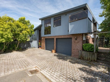 13 Farnham Drive, Richmond