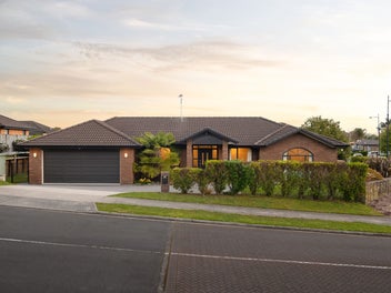 102 Barrington Drive, Huntington, Hamilton