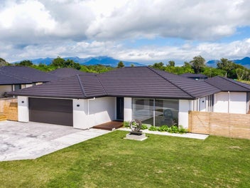 33 Honeyfield Drive, Whalers Gate, New Plymouth