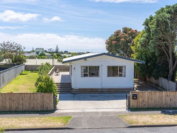 18 Hicks Crescent, Waikanae Beach, Waikanae