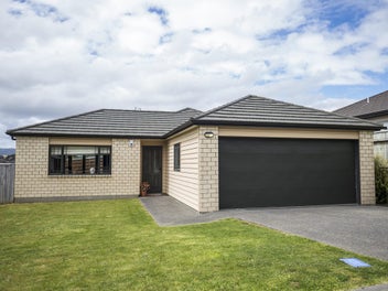 33 Staithes Drive North, Whitby, Porirua