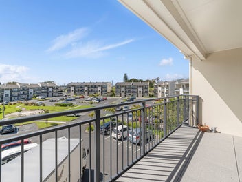 12E/71 Spencer Road, Oteha, Auckland