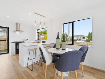 2/68 Meadowood Drive, Unsworth Heights, Auckland