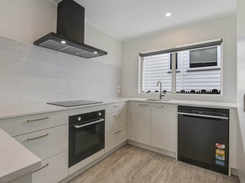 2/2 Rook Place, Unsworth Heights, Auckland