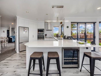 28 Earnslaw Crescent, Clover Park, Auckland