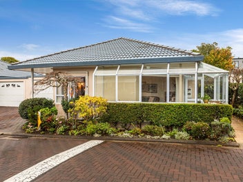 2/10 Gerard Way, Meadowbank, Auckland