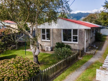 1/6 Young Grove, Stokes Valley, Lower Hutt