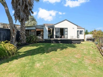 2/884 East Coast Road, Northcross, Auckland