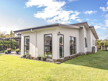 8 Lithgow Drive, Otamatea, Whanganui