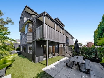 2/10 Sylvan Park Avenue, Milford, Auckland