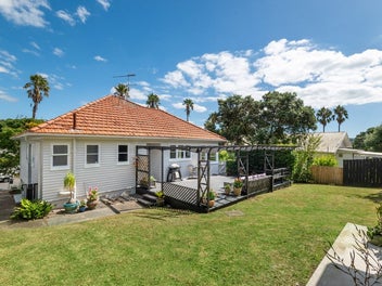 18 Cautley Street, Stanley Point, Auckland