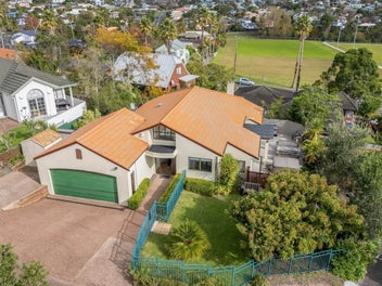 15 Mandeville Place, Unsworth Heights, Auckland