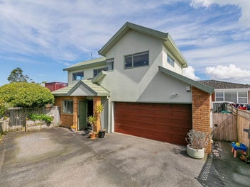 2/267 Glenfield Road, Hillcrest, Auckland