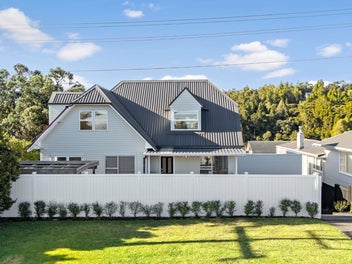 69 Island Bay Road, Beach Haven, Auckland