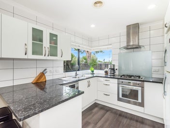 18 Robert Grove, Paraparaumu