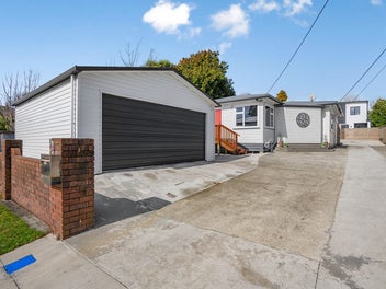 15 Rowe Parade, Wainuiomata, Lower Hutt