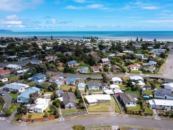 4 Colenso Place, Otaki Beach, Otaki