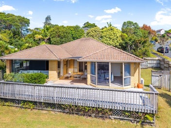 2 Greenleaf Way, Northcross, Auckland