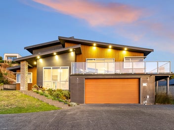 22 Ships Cove, Whitby, Porirua