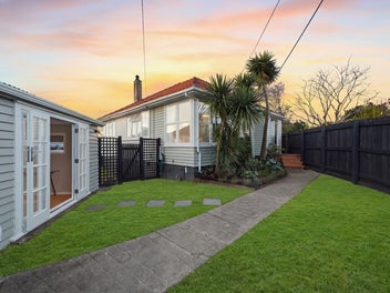 28 Fraser Road, Narrow Neck, Auckland