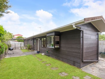 2/865 Beach Road, Waiake, Auckland