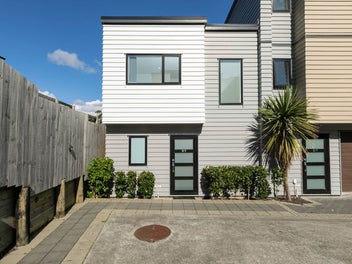 7/7 South Pacific Place, Henderson, Auckland