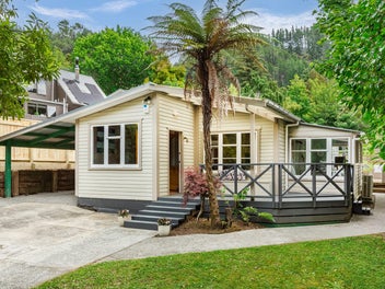 38 Jocelyn Crescent, Pinehaven, Upper Hutt