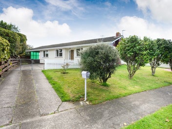 98 Apollo Parade, Milson, Palmerston North