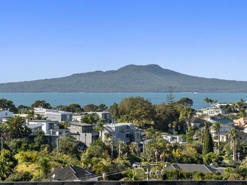 7B Peter Terrace, Castor Bay, Auckland