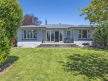 5667 West Coast Road, Springfield, Springfield