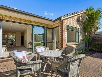 8/9 Fields Parade, Oteha, Auckland