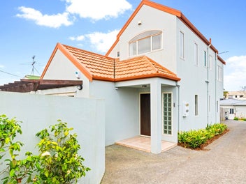 2/6 Nile Road, Milford, Auckland