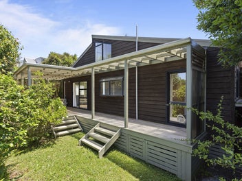 2/235 Glenfield Road, Hillcrest, Auckland
