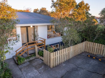 21B Colchester Crescent, Newlands, Wellington