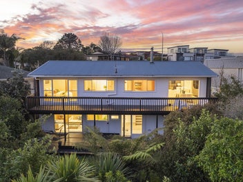16 Glamorgan Drive, Torbay, Auckland