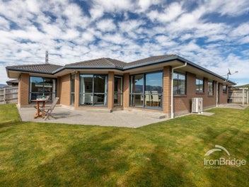 13 Percy Kinsman Crescent, Riverstone Terraces, Upper Hutt