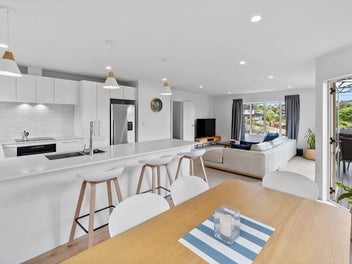 2/893 Beach Road, Waiake, Auckland