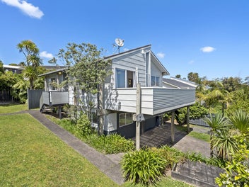1/6 Oruamo Place, Beach Haven, Auckland