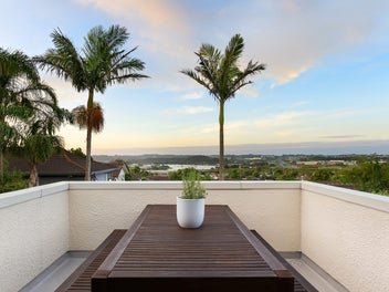 1/142 Sunset Road, Unsworth Heights, Auckland