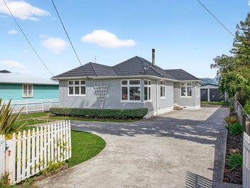 382 High Street South, Carterton