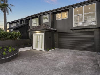 2/108 East Coast Road, Forrest Hill, Auckland