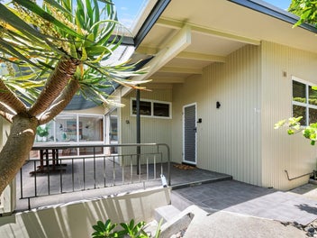 2/1C Bank Street, Hillcrest, Auckland