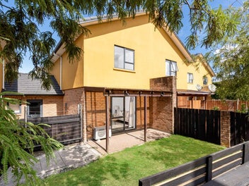 2/4 Charlenne Close, Ranui, Auckland
