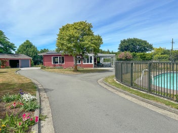 258 High Street North, Carterton
