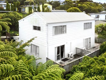 32B Cheltenham Terrace, Newlands, Wellington