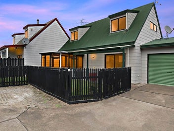 2/27 Buckingham Crescent, Papatoetoe, Auckland