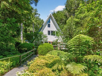 8 Tiniroa Grove, Silverstream, Upper Hutt