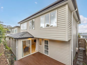 12A Tree View Avenue, Glenfield, Auckland