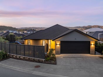 2 Roundhouse Close, Whitby, Porirua
