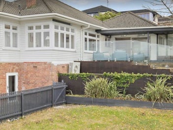12A Beach Road, Mellons Bay, Auckland